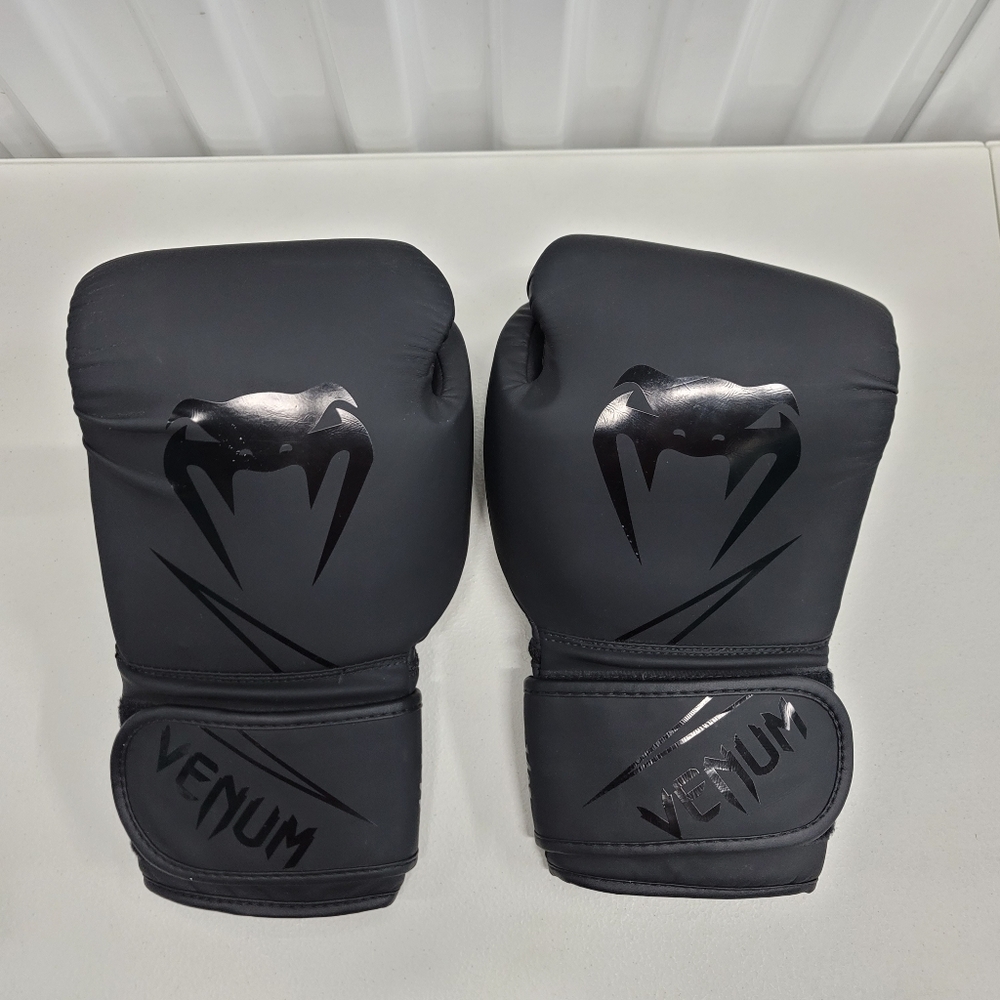 Venum Classic Boxing Gloves 14 Oz Unisex Synthetic Leather Training Gloves